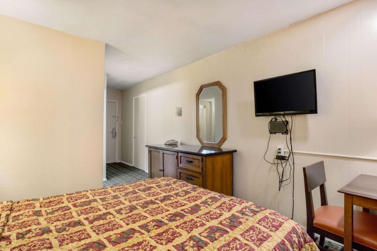 Rodeway Inn & Suites Raton Exteriör bild