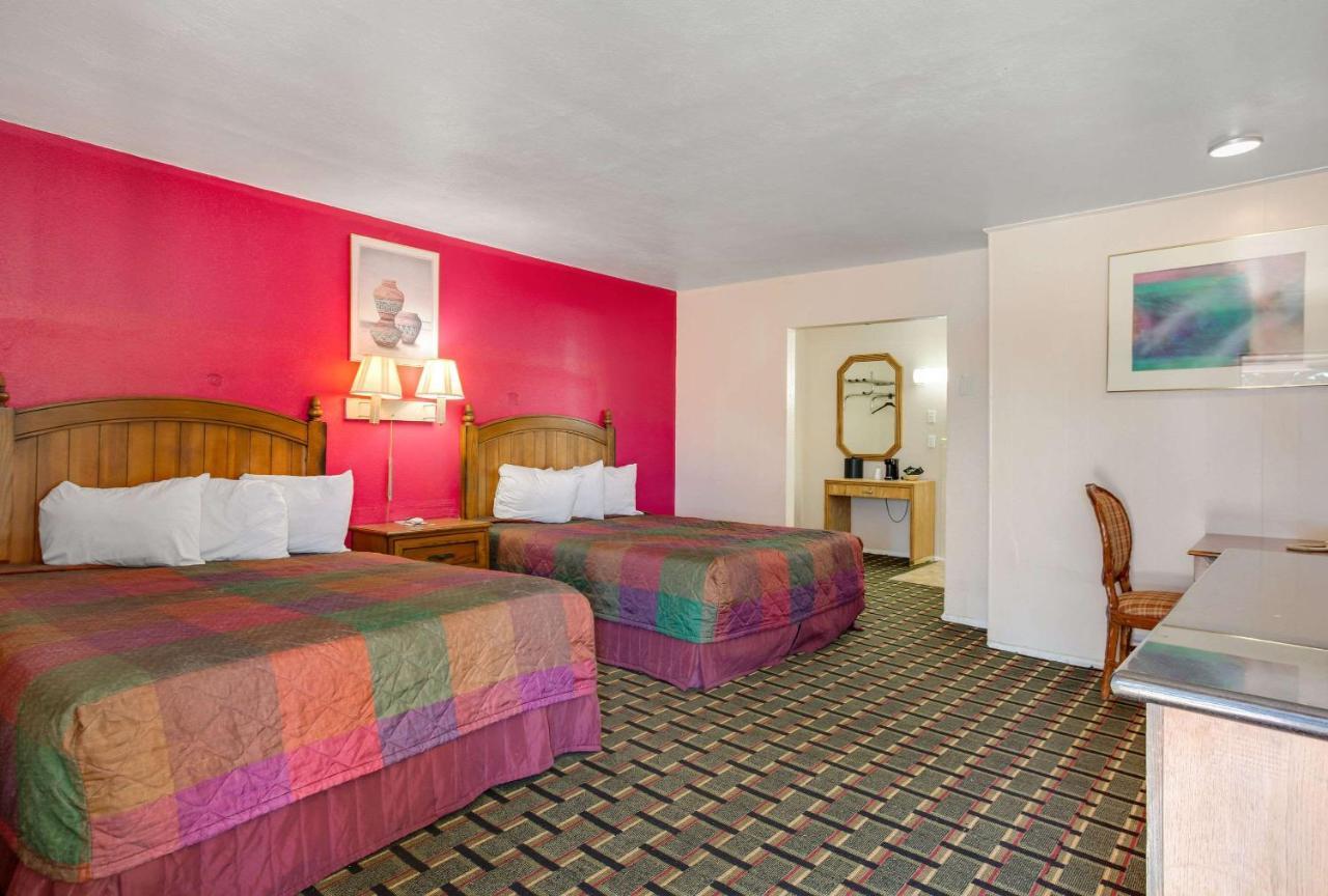 Rodeway Inn & Suites Raton Exteriör bild