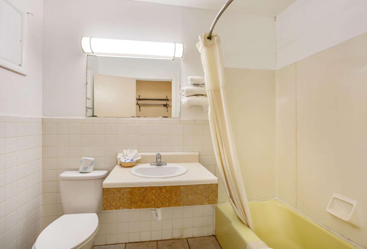 Rodeway Inn & Suites Raton Exteriör bild